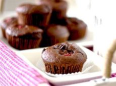 malinové čokoládové muffiny