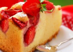 торта от извара с ягоди