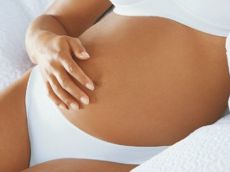 temno rumeno praznjenje med nosečnostjo
