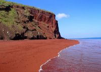 Красные скалы на пляже
