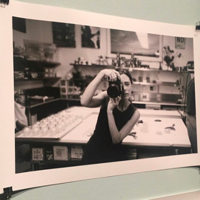 Виктория Бекхэм на фото с выставки