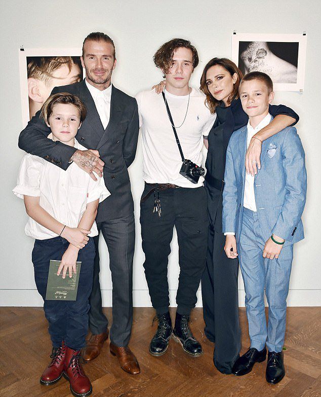 Дэвид и Виктория Бекхэм с сыновьями