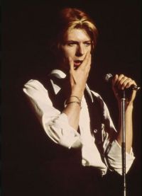 Дэвид Боуи во время выступления в 1975 году