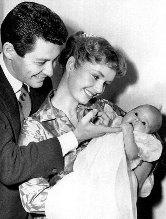 Рейнольдс с мужем и новорожденной Кэрри в 1956 году