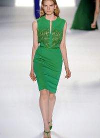 Zielona sukienka z biżuterią 3