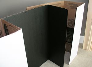 Dekoracyjny kominek wykonany z kartonu DIY