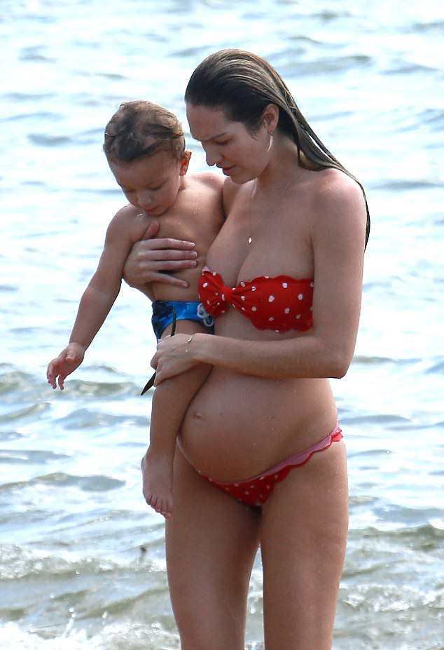 Беременная Кэндис Свейнпол с сыном