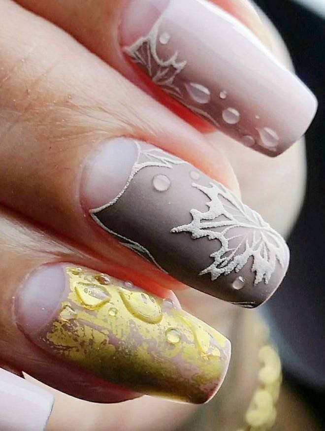 нежный маникюр на длинных ногтях кленовый лист