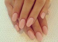 delikatnie różowy manicure1