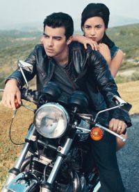 Деми Ловато и Джо Джонас на фотосессии для журнала Teen Vogue