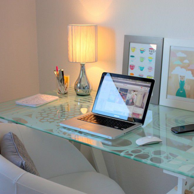 дизайн кабинета со стеклянным столом