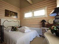 6. Projekt sypialni ściany z drewna