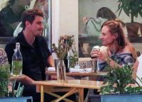 Актеры не скучали сидя в кафе