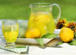 strava na vodě s citronem