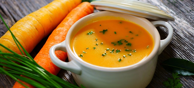Korenčka juha z pire krompirjem