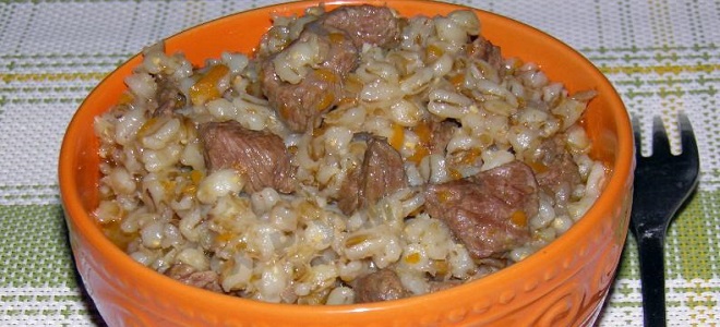 Перленият ечемик с месо в мулти-марка