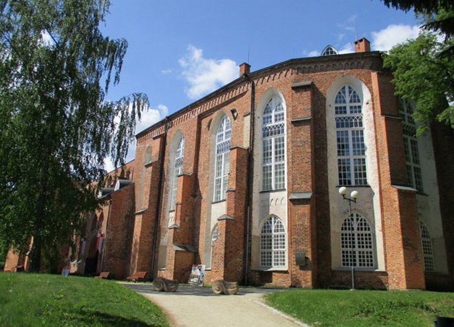 Здание Домского собора в Тарту