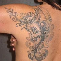 момиче с татуировка на дракона1