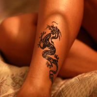момиче с татуировка на дракона