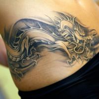 момиче с татуировка на дракона7