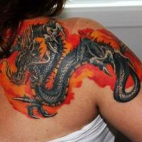 момиче с татуировка дракон9