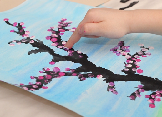 Ние рисуваме пролетта с деца на етапи бои6