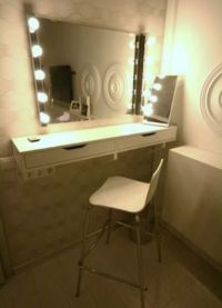 Oblévací stolek se zrcadlem a světlem1