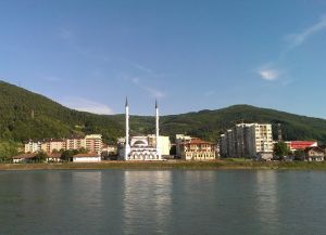 Вид на город Горажде с реки