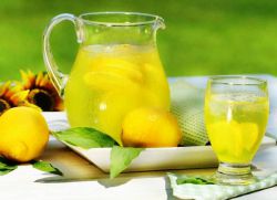 citron a mátový osvěžující nápoj