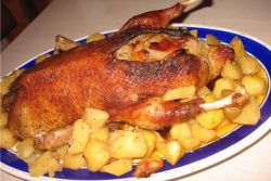 kachna s brambory ve fólii v troubě