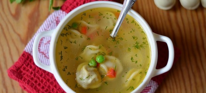 zupa z knedlami w wolnym naczyniu