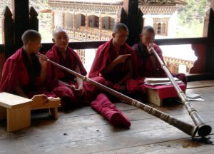 Буддийские монахи в монастыре