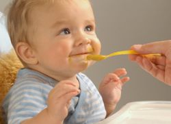Jedzenie 8 miesięcznego dziecka karmionego piersią