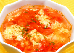 vaječná polévka s rajčaty