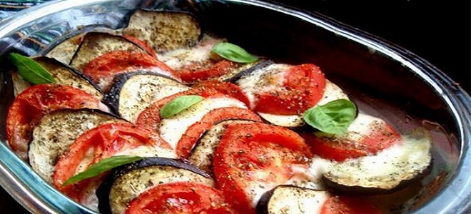 Oberżyna z mozzarellą i pomidorami w piekarniku
