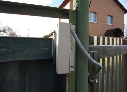 Instalowanie elektrycznego zamka na bramie