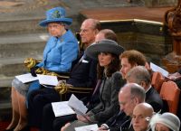 Королевская семья в ожидании службы