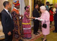 Королева приветствует дружественные страны