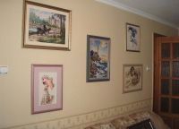 Vyšívané obrazy v interiéru bytu7
