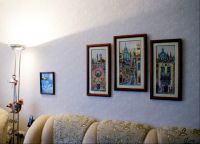 Vyšívané obrazy v interiéru bytu8
