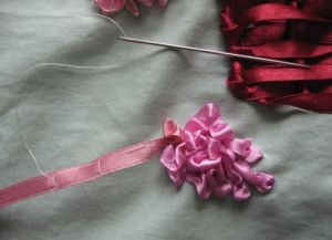 jak haftować z liliowymi wstążkami2