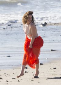 Эмилия Кларк в фотосессии на пляже