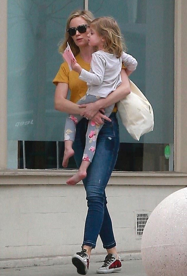 Эмили Блант с дочерью в Западном Голливуде