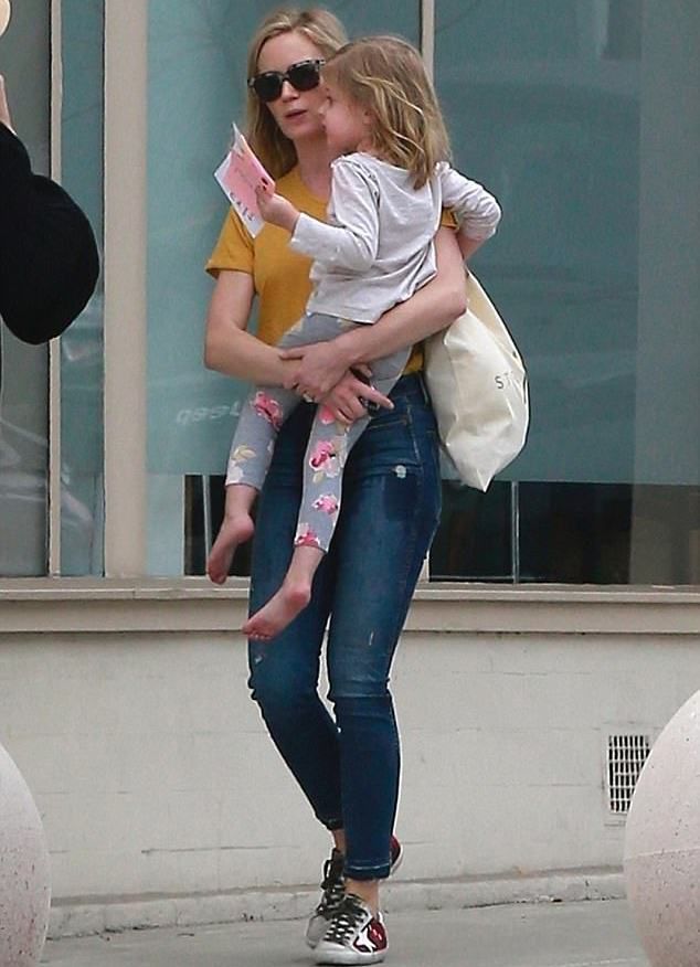Эмили Блант с малышкой Хэйзел в Западном Голливуде