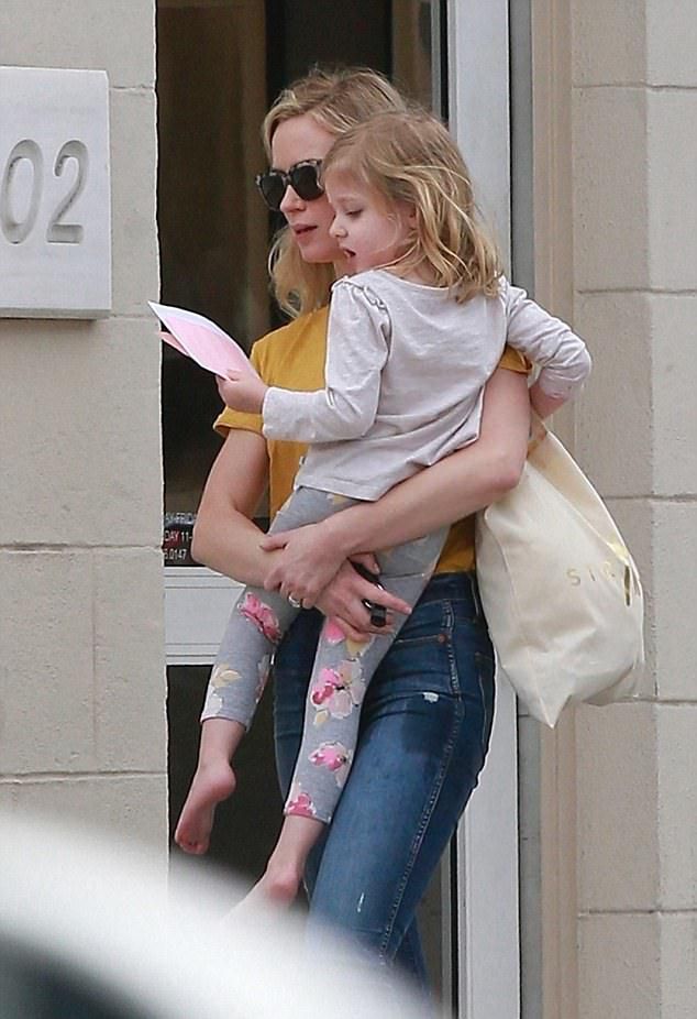 Эмили Блант с дочерью Хэйзел в Западном Голливуде