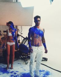 Модель в клипе группы Maroon 5 на композицию Love Somebody