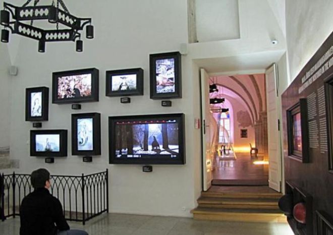 Мониторы в музее, транслирующие документальные фильмы