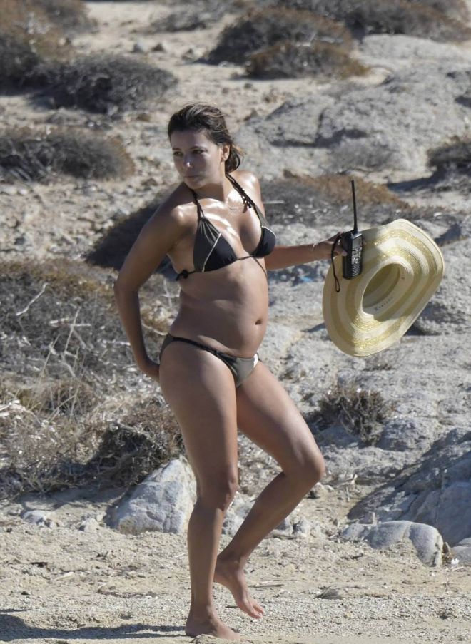 Ева Лонгория проводит отпуск на пляже в Греции