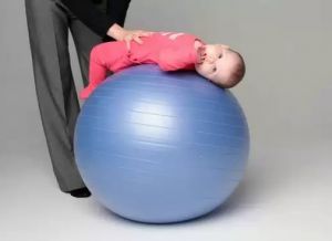 упражнения върху топката за бебето 2