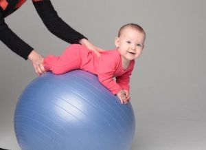 упражнения върху топката за бебето 3